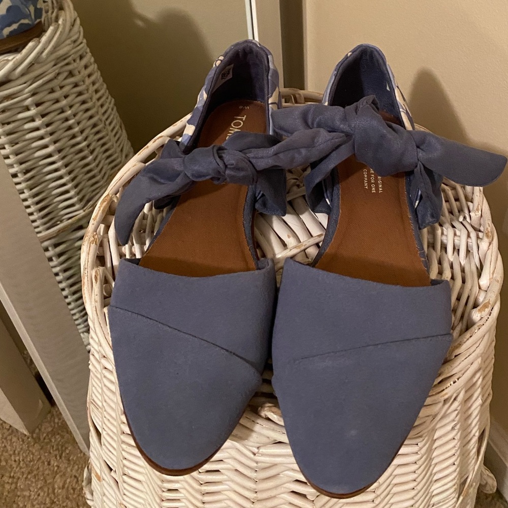 Toms flats with tie, very cute and unique
